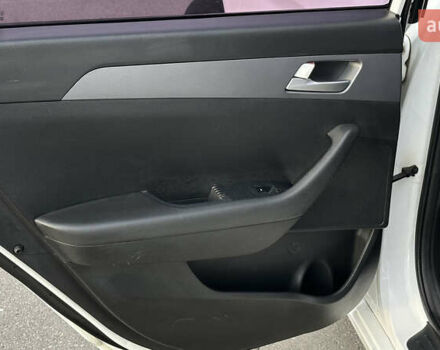 Белый Хендай Соната, объемом двигателя 2 л и пробегом 385 тыс. км за 9100 $, фото 14 на Automoto.ua