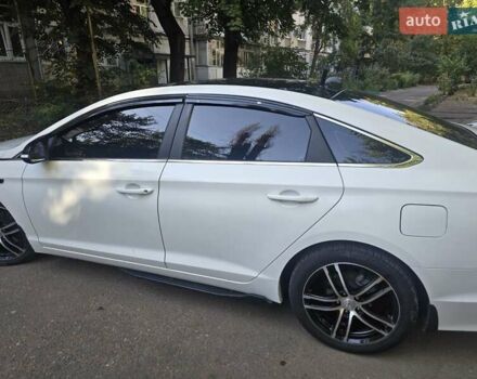 Белый Хендай Соната, объемом двигателя 2 л и пробегом 205 тыс. км за 10000 $, фото 6 на Automoto.ua