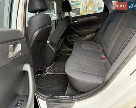 Білий Хендай Соната, об'ємом двигуна 2.36 л та пробігом 57 тис. км за 15950 $, фото 13 на Automoto.ua