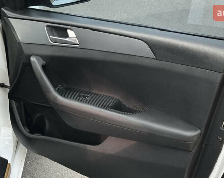 Белый Хендай Соната, объемом двигателя 2 л и пробегом 385 тыс. км за 9100 $, фото 10 на Automoto.ua