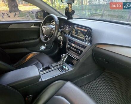 Белый Хендай Соната, объемом двигателя 2 л и пробегом 205 тыс. км за 10000 $, фото 10 на Automoto.ua