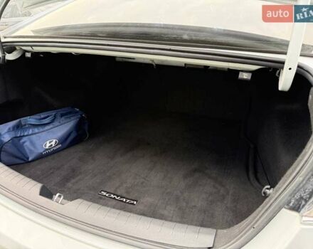 Білий Хендай Соната, об'ємом двигуна 2.36 л та пробігом 57 тис. км за 15950 $, фото 16 на Automoto.ua