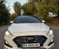 Белый Хендай Соната, объемом двигателя 2 л и пробегом 220 тыс. км за 13500 $, фото 1 на Automoto.ua