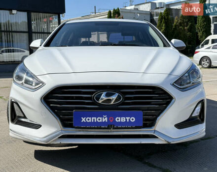 Белый Хендай Соната, объемом двигателя 2 л и пробегом 350 тыс. км за 11500 $, фото 1 на Automoto.ua
