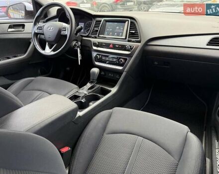 Білий Хендай Соната, об'ємом двигуна 2.36 л та пробігом 57 тис. км за 15950 $, фото 18 на Automoto.ua