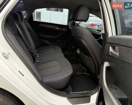 Білий Хендай Соната, об'ємом двигуна 2.36 л та пробігом 57 тис. км за 15950 $, фото 17 на Automoto.ua