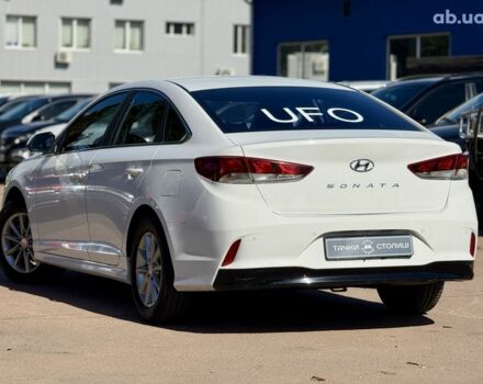 Белый Хендай Соната, объемом двигателя 2 л и пробегом 365 тыс. км за 12800 $, фото 2 на Automoto.ua