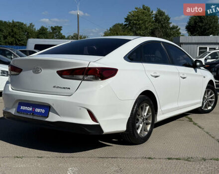 Белый Хендай Соната, объемом двигателя 2 л и пробегом 350 тыс. км за 11500 $, фото 5 на Automoto.ua