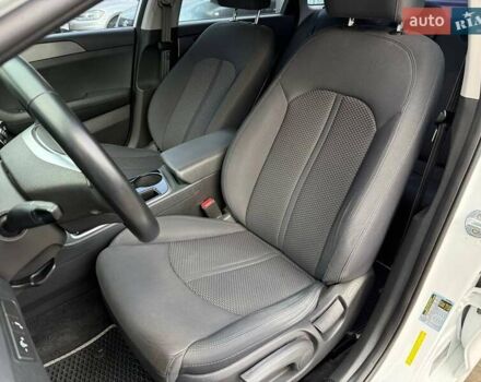 Білий Хендай Соната, об'ємом двигуна 2.36 л та пробігом 57 тис. км за 15950 $, фото 12 на Automoto.ua