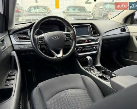 Білий Хендай Соната, об'ємом двигуна 2.36 л та пробігом 57 тис. км за 15950 $, фото 14 на Automoto.ua