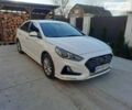 Белый Хендай Соната, объемом двигателя 2 л и пробегом 252 тыс. км за 13700 $, фото 1 на Automoto.ua