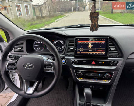 Білий Хендай Соната, об'ємом двигуна 1.69 л та пробігом 151 тис. км за 14000 $, фото 16 на Automoto.ua