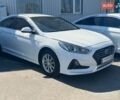 Белый Хендай Соната, объемом двигателя 2 л и пробегом 383 тыс. км за 11490 $, фото 1 на Automoto.ua