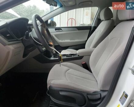 Белый Хендай Соната, объемом двигателя 2.4 л и пробегом 67 тыс. км за 2100 $, фото 6 на Automoto.ua