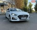 Белый Хендай Соната, объемом двигателя 2 л и пробегом 174 тыс. км за 14100 $, фото 1 на Automoto.ua