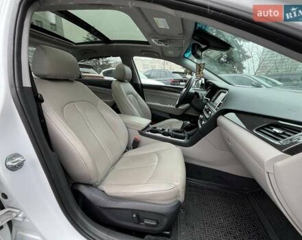 Белый Хендай Соната, объемом двигателя 2.36 л и пробегом 70 тыс. км за 13000 $, фото 7 на Automoto.ua