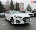 Белый Хендай Соната, объемом двигателя 2.36 л и пробегом 70 тыс. км за 13000 $, фото 1 на Automoto.ua