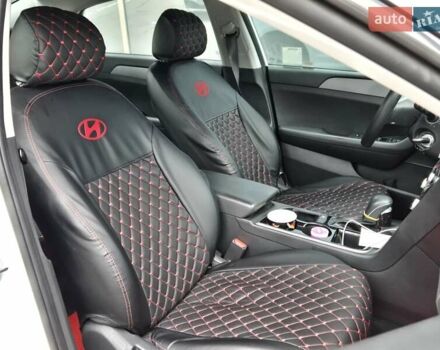 Білий Хендай Соната, об'ємом двигуна 2.4 л та пробігом 195 тис. км за 15900 $, фото 9 на Automoto.ua