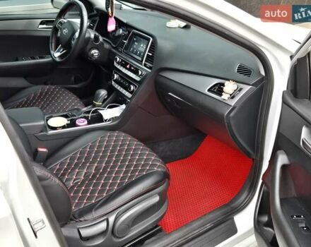 Білий Хендай Соната, об'ємом двигуна 2.4 л та пробігом 195 тис. км за 15900 $, фото 10 на Automoto.ua