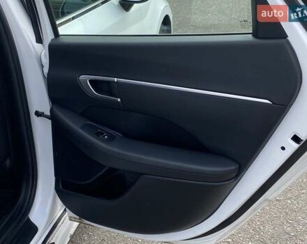 Белый Хендай Соната, объемом двигателя 2 л и пробегом 95 тыс. км за 20900 $, фото 5 на Automoto.ua