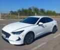 Білий Хендай Соната, об'ємом двигуна 2 л та пробігом 80 тис. км за 21500 $, фото 1 на Automoto.ua