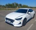 Белый Хендай Соната, объемом двигателя 2 л и пробегом 80 тыс. км за 21500 $, фото 1 на Automoto.ua