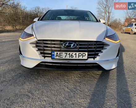 Белый Хендай Соната, объемом двигателя 2 л и пробегом 20 тыс. км за 27800 $, фото 2 на Automoto.ua