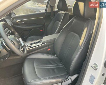 Белый Хендай Соната, объемом двигателя 2 л и пробегом 121 тыс. км за 19700 $, фото 10 на Automoto.ua