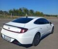 Белый Хендай Соната, объемом двигателя 2 л и пробегом 80 тыс. км за 21500 $, фото 3 на Automoto.ua