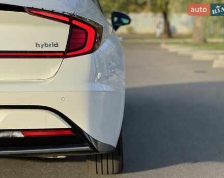 Белый Хендай Соната, объемом двигателя 2 л и пробегом 26 тыс. км за 25000 $, фото 9 на Automoto.ua