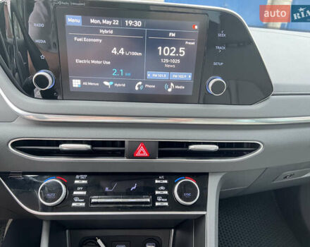 Белый Хендай Соната, объемом двигателя 2 л и пробегом 20 тыс. км за 27800 $, фото 3 на Automoto.ua