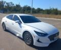 Белый Хендай Соната, объемом двигателя 2 л и пробегом 80 тыс. км за 21500 $, фото 1 на Automoto.ua