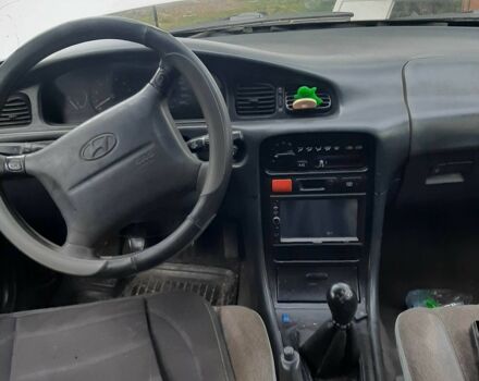 Белый Хендай Соната, объемом двигателя 2 л и пробегом 100 тыс. км за 1000 $, фото 3 на Automoto.ua