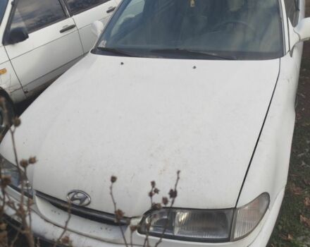 Білий Хендай Соната, об'ємом двигуна 2 л та пробігом 123 тис. км за 500 $, фото 1 на Automoto.ua