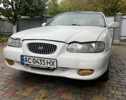 Белый Хендай Соната, объемом двигателя 2 л и пробегом 259 тыс. км за 1400 $, фото 1 на Automoto.ua