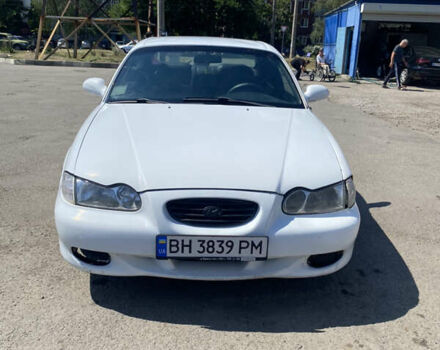 Белый Хендай Соната, объемом двигателя 1.8 л и пробегом 300 тыс. км за 1800 $, фото 1 на Automoto.ua