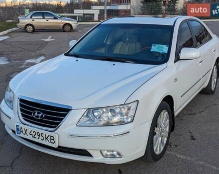 Белый Хендай Соната, объемом двигателя 2.4 л и пробегом 269 тыс. км за 8000 $, фото 1 на Automoto.ua