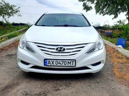 Белый Хендай Соната, объемом двигателя 2.4 л и пробегом 160 тыс. км за 8000 $, фото 1 на Automoto.ua