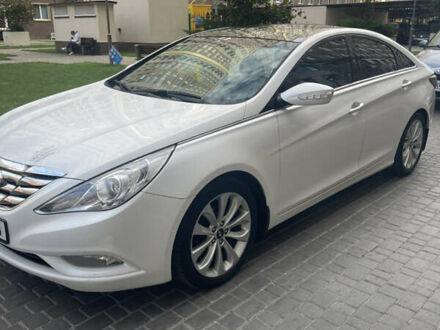 Білий Хендай Соната, об'ємом двигуна 2.36 л та пробігом 210 тис. км за 9300 $, фото 1 на Automoto.ua