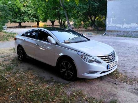 Білий Хендай Соната, об'ємом двигуна 2 л та пробігом 361 тис. км за 6500 $, фото 1 на Automoto.ua