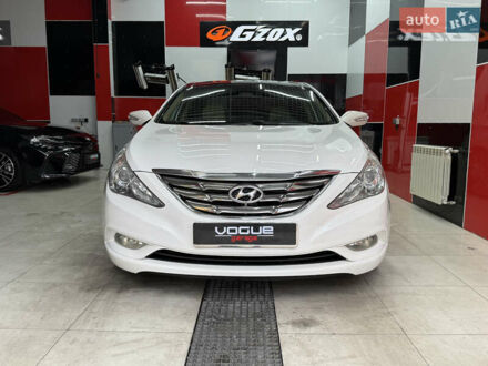 Белый Хендай Соната, объемом двигателя 2.4 л и пробегом 140 тыс. км за 9500 $, фото 1 на Automoto.ua