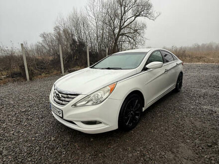 Белый Хендай Соната, объемом двигателя 2.36 л и пробегом 250 тыс. км за 7000 $, фото 1 на Automoto.ua