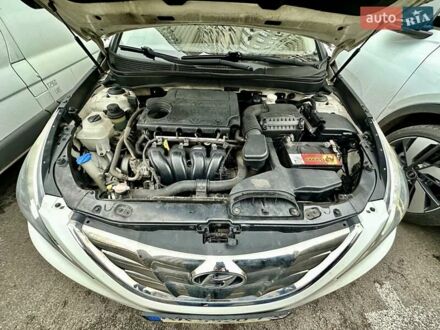 Белый Хендай Соната, объемом двигателя 2 л и пробегом 160 тыс. км за 7500 $, фото 1 на Automoto.ua