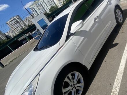 Білий Хендай Соната, об'ємом двигуна 2 л та пробігом 211 тис. км за 10800 $, фото 1 на Automoto.ua