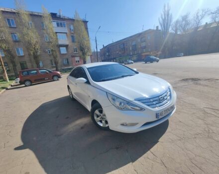 Белый Хендай Соната, объемом двигателя 2 л и пробегом 290 тыс. км за 7500 $, фото 1 на Automoto.ua