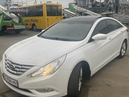 Белый Хендай Соната, объемом двигателя 2.36 л и пробегом 169 тыс. км за 8500 $, фото 1 на Automoto.ua
