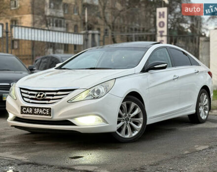 Белый Хендай Соната, объемом двигателя 2.36 л и пробегом 230 тыс. км за 9850 $, фото 1 на Automoto.ua