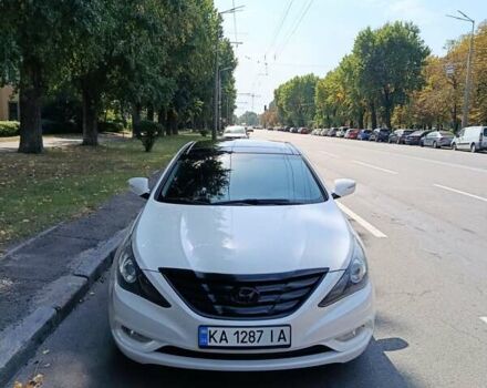 Білий Хендай Соната, об'ємом двигуна 2.36 л та пробігом 152 тис. км за 10500 $, фото 1 на Automoto.ua