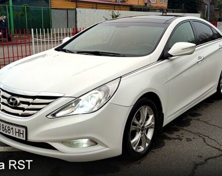 Белый Хендай Соната, объемом двигателя 2.4 л и пробегом 248 тыс. км за 8900 $, фото 1 на Automoto.ua