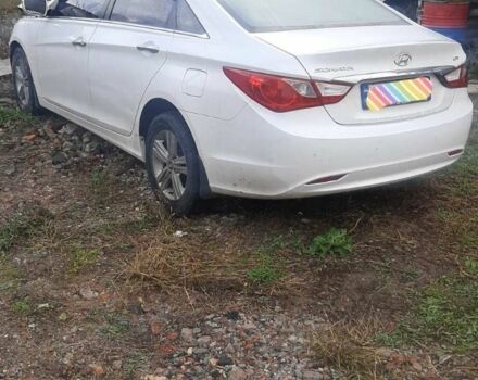 Белый Хендай Соната, объемом двигателя 2 л и пробегом 115 тыс. км за 3800 $, фото 1 на Automoto.ua